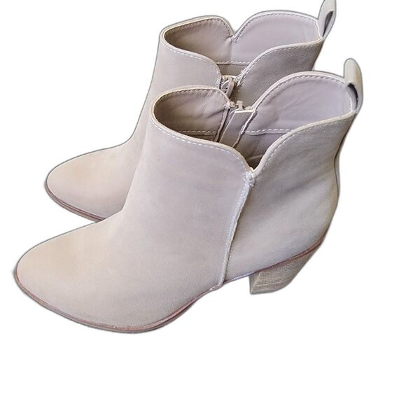 Beige Almond Toe Block Heel Ankle Booties Size 8M NIB - Picture 1 of 10